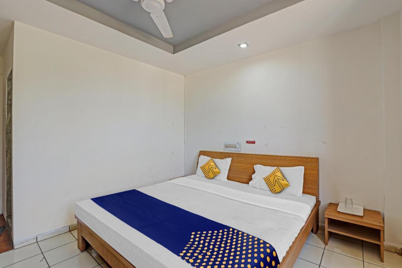 Oyo Flagship 80463 Hotel Mini Palace Vadodara Esterno foto