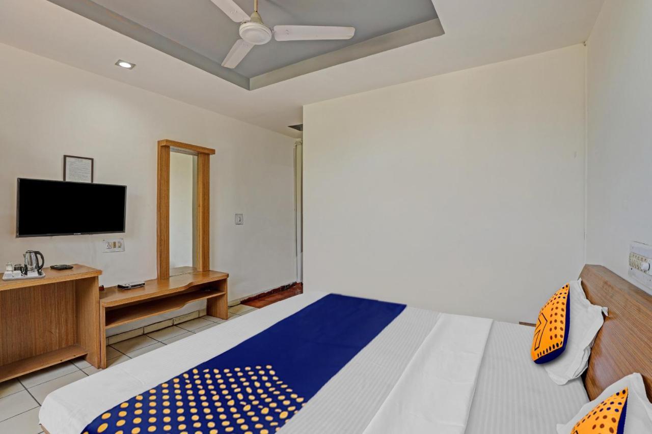 Oyo Flagship 80463 Hotel Mini Palace Vadodara Esterno foto