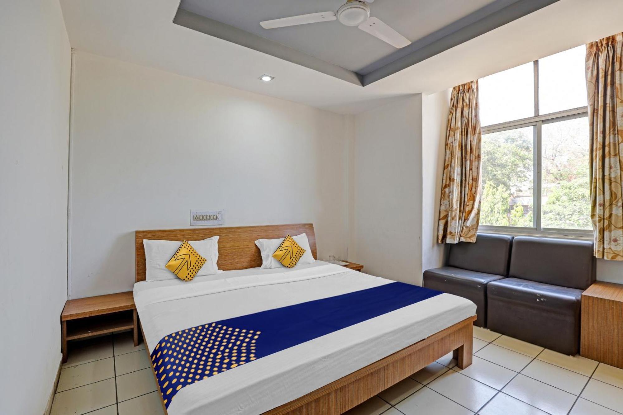 Oyo Flagship 80463 Hotel Mini Palace Vadodara Esterno foto