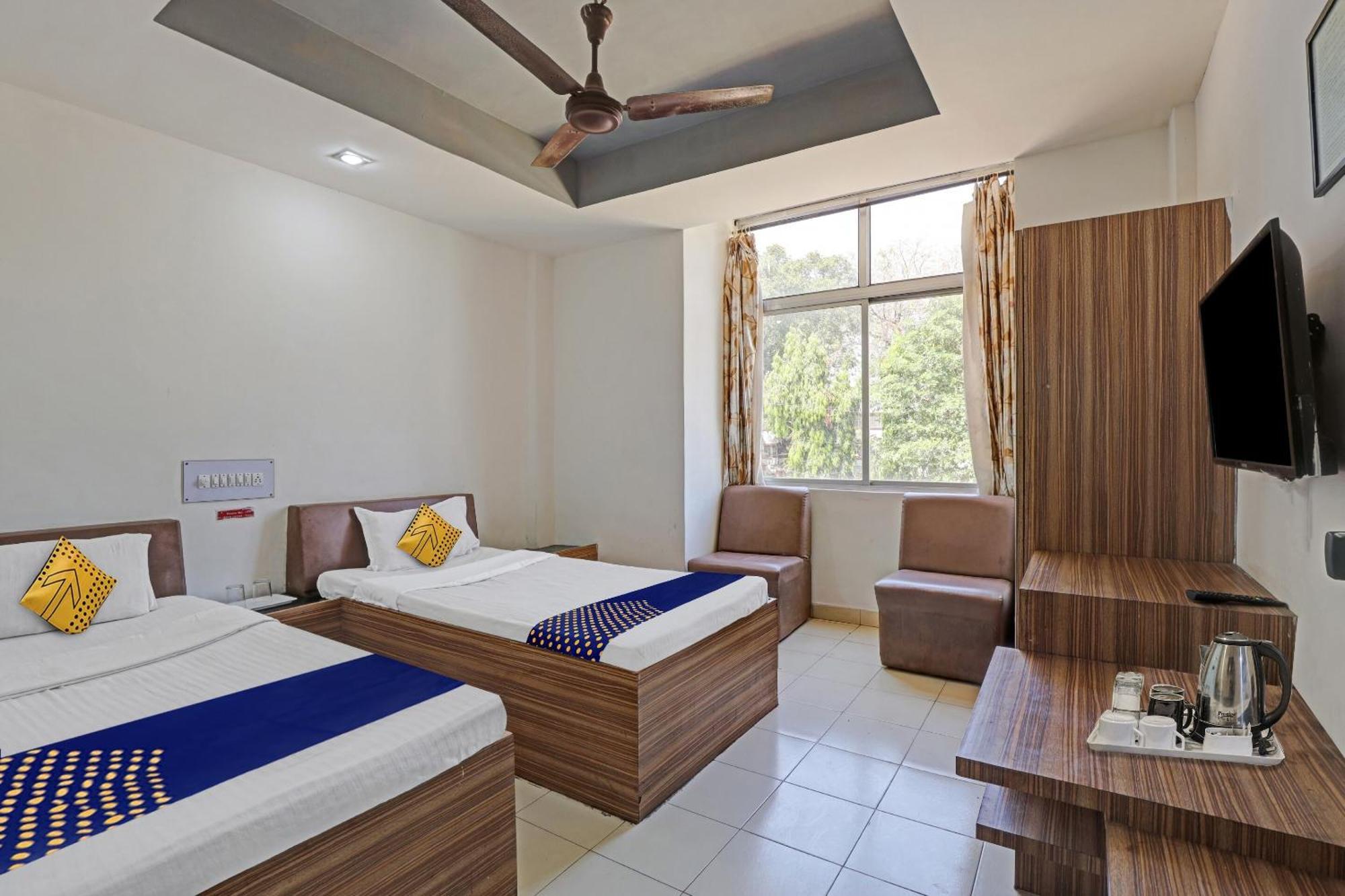 Oyo Flagship 80463 Hotel Mini Palace Vadodara Esterno foto